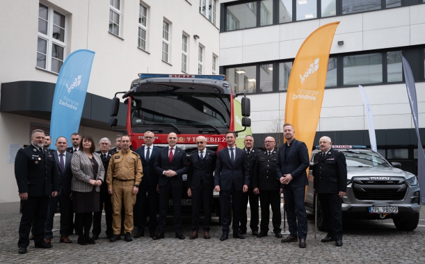 zdjęcie grupowe na tle wozu strażackiego