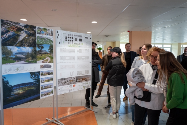 Prezentacja nagrodzonych prac na projekt koncepcyjny EKOFUTURIUM w holu Politechniki Koszalińskiej