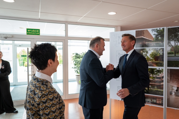 Senator SP Stanisław Gawłowski i Marszałek Województwa Zachodniopomorskiego Olgierd Geblewicz przy zwycięskiej pracy na projekt koncepcyjny koszalińskiego EKOFUTURIUM