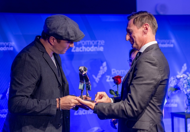 marszałek wręcza nagrodę laureatowi