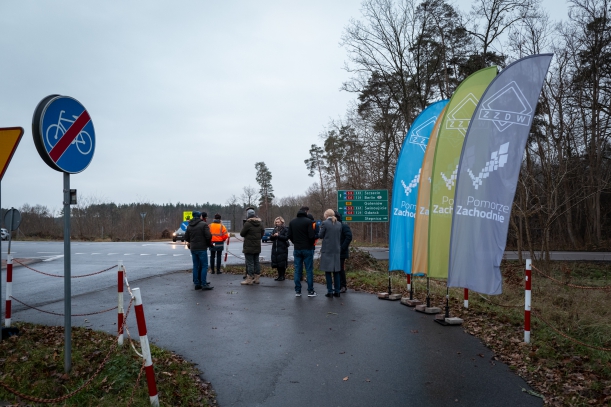 Marszałek Olgierd Geblewicz i dyrektor ZZDW Waldemar Wejnmerowski przekazują plac budowy firmie Strabag, która wybuduje trasę rowerową łaczącą Goleniów i Modrzewie