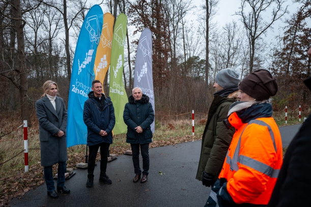 Marszałek Olgierd Geblewicz i dyrektor ZZDW Waldemar Wejnmerowski przekazują plac budowy firmie Strabag, która wybuduje trasę rowerową łaczącą Goleniów i Modrzewie
