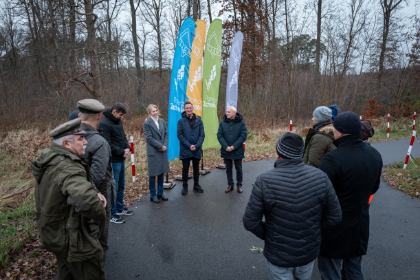 Marszałek Olgierd Geblewicz i dyrektor ZZDW Waldemar Wejnmerowski przekazują plac budowy firmie Strabag, która wybuduje trasę rowerową łaczącą Goleniów i Modrzewie