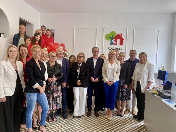 wspólne zdjęcie grupowe gości spotkania podczas otwarcia sklepu