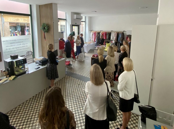 kadr na zdjęcie wnetrza sklepu, zrobiony podczas otwarcia