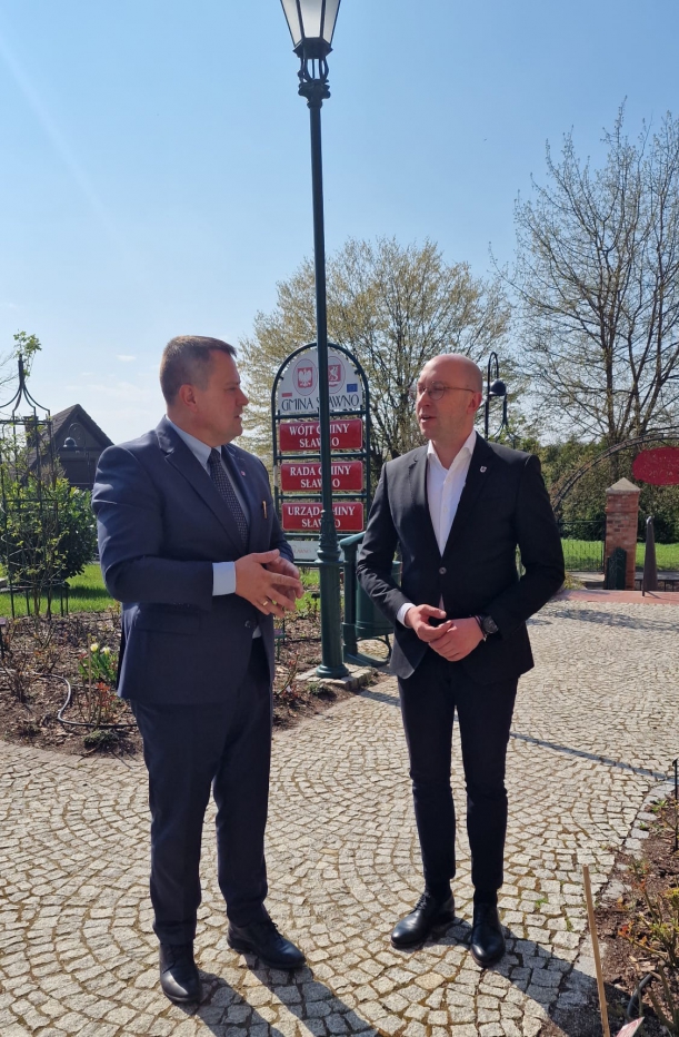 wicemraszałek z i burmistrz Sławna rozmawiają przed urzędem