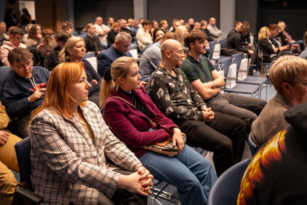 Ważne seminarium dla kadr medycznych. Uczestnicy szkolenia siedzą na sali.