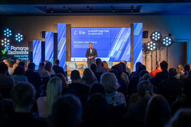 Marszałek Olgierd Geblewicz podczas otwarcia smartUP! High Tide 2025
