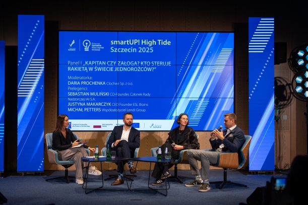 Jeden z paneli dyskusyjnych podczas konferencji smartUP! High Tide 2025
