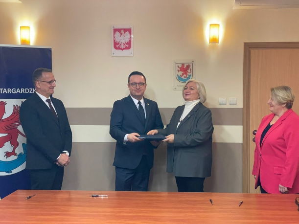 Strony porozumienia gratulują sobie podpisania dokumentu. 