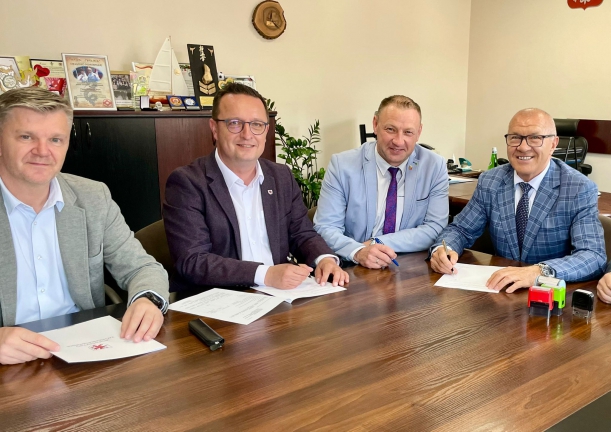 członek zarządu Bogdan Jaroszewicz z beneficjentami z powiatu łobeskiego