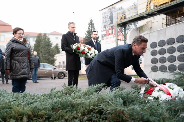 W 43. rocznicę stanu wojennego złożono kwiaty przed bramą Stoczni Szczecińskiej