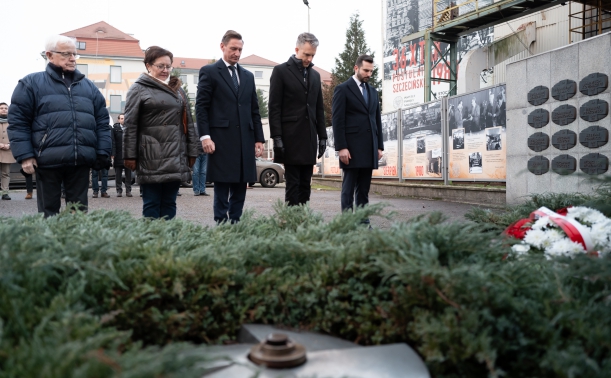 W 43. rocznicę stanu wojennego złożono kwiaty przed bramą Stoczni Szczecińskiej