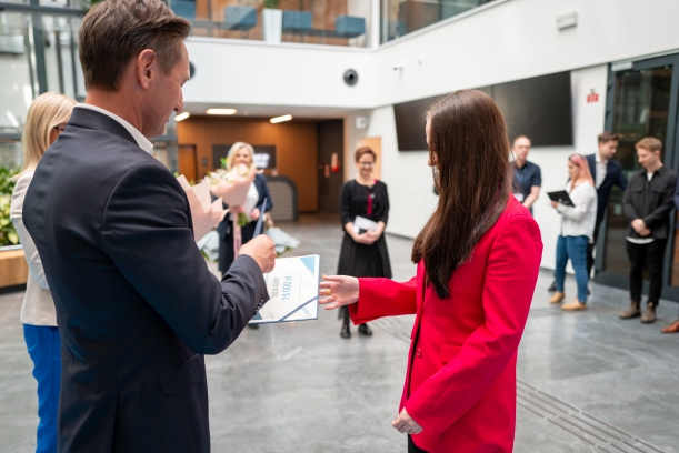 Marszałek wręcza stypendium