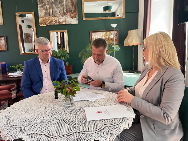 podpisanie umowy na grant w świdwinie przez Annę Bańkowską