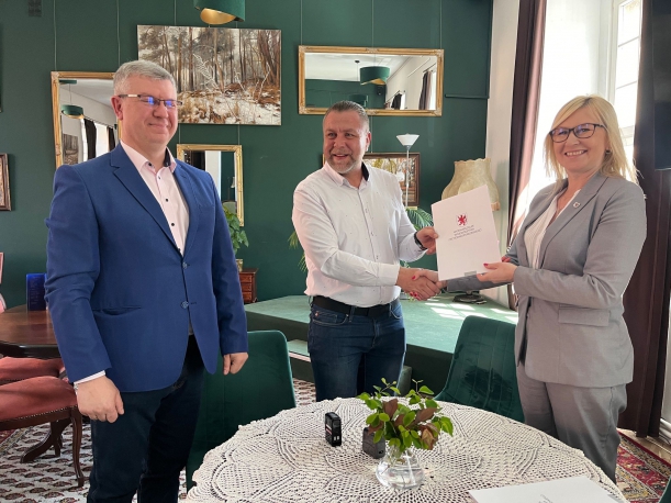 podpisanie umowy na grant w świdwinie przez Annę Bańkowską