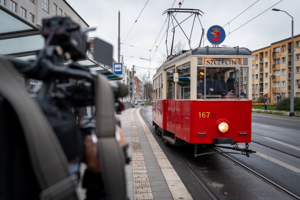 Zabytkowy czerwony wagon tramwaju podjeżża na przystanek Plac Rodła