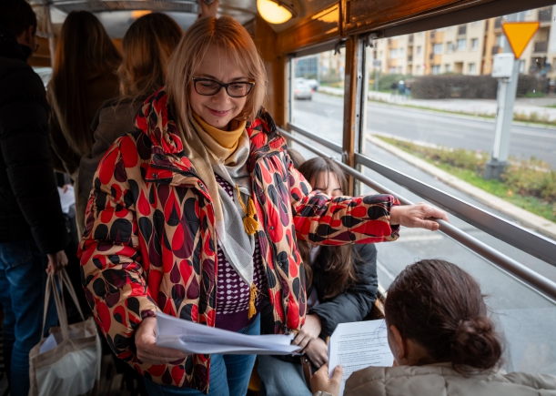 uczestniczka warsztatów w tramwaju