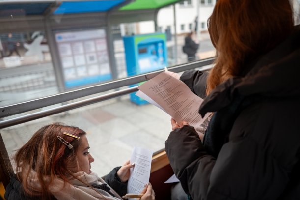 uczennice rozwiązują test w ramach warsztatów w tramwaju
