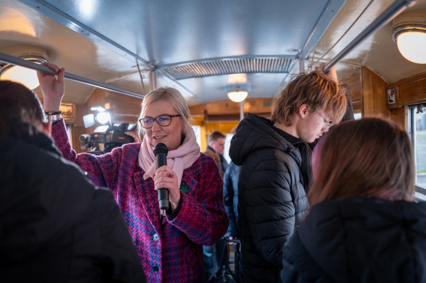 wicemarszałkini Anna Bańkowska w tramwaju mówi do mikrofonu