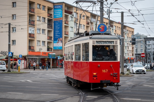 zabytkowy z lat 50 tramwaj jedzie ulicą Szczecina, jest w okolicy Bramy Portowej