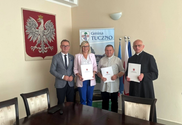 Proboszczowie parafii oraz wicemarszałkini zarządu po podpisaniu umowy 