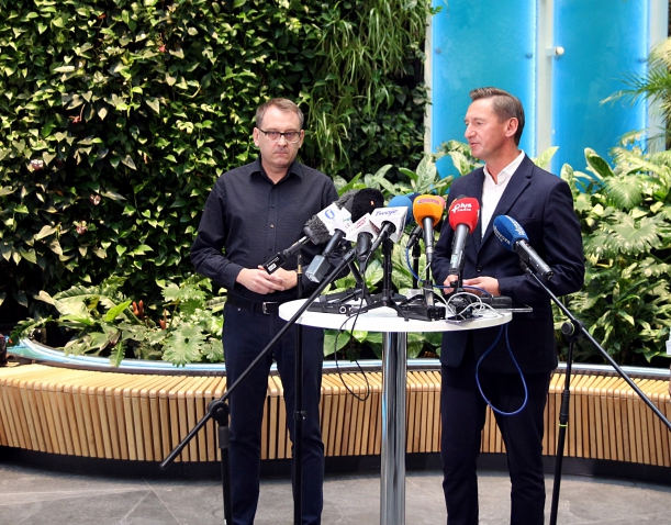 Od lewej: Dawid Krystek, Olgierd Geblewicz i Gabriela Wiatr podczas konferencji prasowej. Stoją na tle roslinnej ściany i niebieskiego panelu z wodą