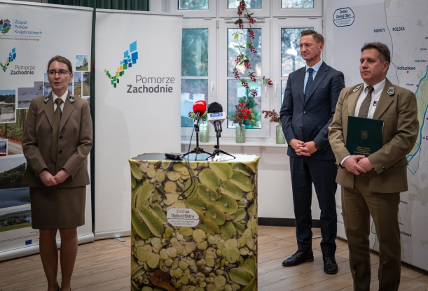 Marszałek Olgierd Geblewicz i dyrektor Igor Szakowski podczas konferencji w siedzibie ZPKWZ podpisali umowy na opracowanie planów ochrony kolejnych czterech parków krajobrazowych