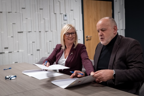 Dyrektor ZAZ „Szansa” w Choszcznie Tadeusz Szczepański podpisuje umowę