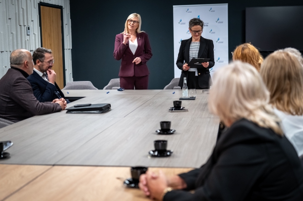 goście spotkania w sali konferencyjnej - przemawia Anna Bańkowska 