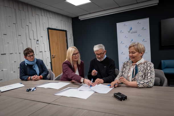 Delegacja MZAZ w Dobrej podpisuje umowę