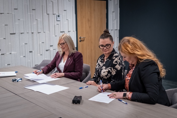 podpisanie umowy w sali konferenyjnej