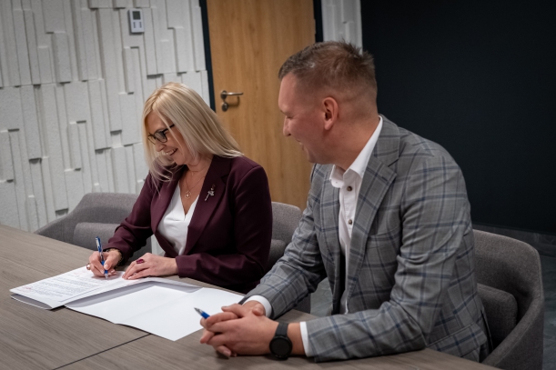 Jarosław Łoś Dyrektor ZAZ w Gryfinie podpisuje umowę