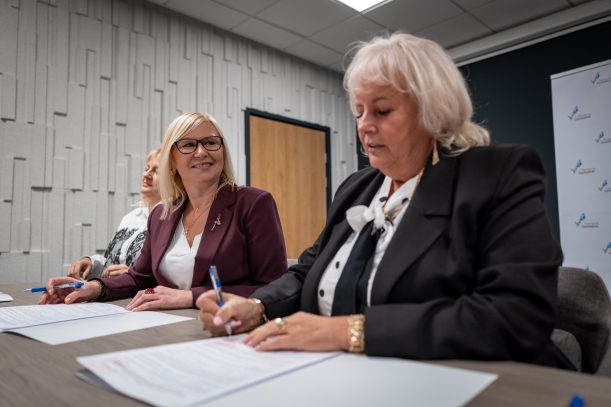 Jolanta Janik podpisuje umowę z wicemarszałkinią