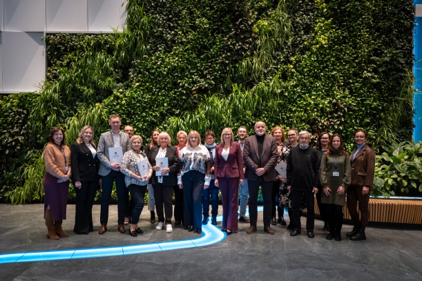 wspólne zdjęcie organizatorów ZAZ w atrium Urzędu Marszałkowskiego