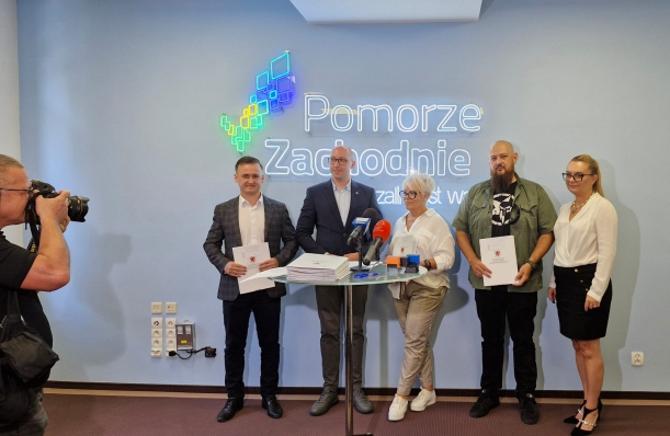 beneficjenci po podpisaniu umowy stoją przy wicemarszałku Kowaliku