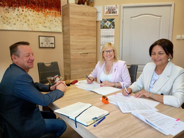 podpisanie umowy na grant w Złocieńcu przez Annę Bańkowską