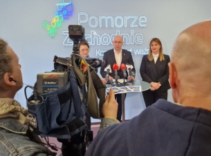 konferencja prasowa z udziałem wicemarszałka Kowalika (w środku), prezes KARR Natalii Wegner (po lewej) oraz koordynatorki Magdaleny Kiner (po prawej). na pierwszym planie kamery 