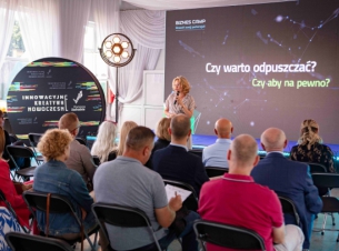 sala wykładowa, przemawia Katarzyna Czyż, w tle ekran z napisem Czy zarto odpuszczać 