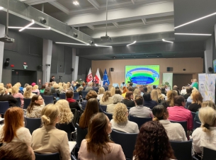 sala konferencyjna kina Delfin, na sali jest około 15 oósv, słuchaja wykładu