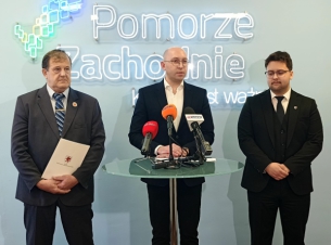 Stanisław Wójciak, Jakub Kowalik, Kacper Kaca stoja przy stole na konferencji prasowej 