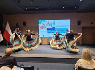 wystep grupy tanecznej seniorek