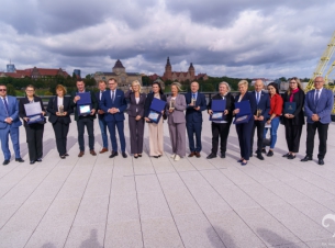 wspólne zdjęcie wna tarasie w Morskim Centrum Nauki 