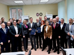 zdjęcie grupowe beneficjentów 