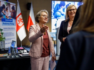 Dyrektor ROPS Dorota Rybarska-Jarosz i wicemarszałkini województwa Anna Bańkowska w trakcie rozmowy 