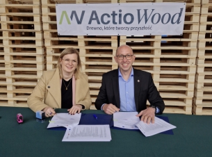 Wicemarszałek Jakub Kowalik (z prawej) podpisał umowę na dofinansowanie dla  Actio Wood Sp. z o.o. na zakup zakładu mieszczącego się w Polanowie
