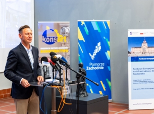 marszałek Olgierd Geblewicz podczas przemówienia na konferencji prasowej