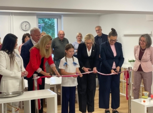 uroczyste przecięcie wstęgi w nowym klubie