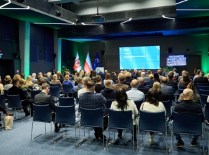 Członek Zarządu Województwa Zachodniopomorskiego Bogdan Jaroszewicz podczas otwarcia konferencji "Biznes i środowisko"