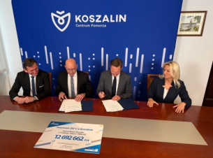 podpisanie umowy w sali konferenyjnej